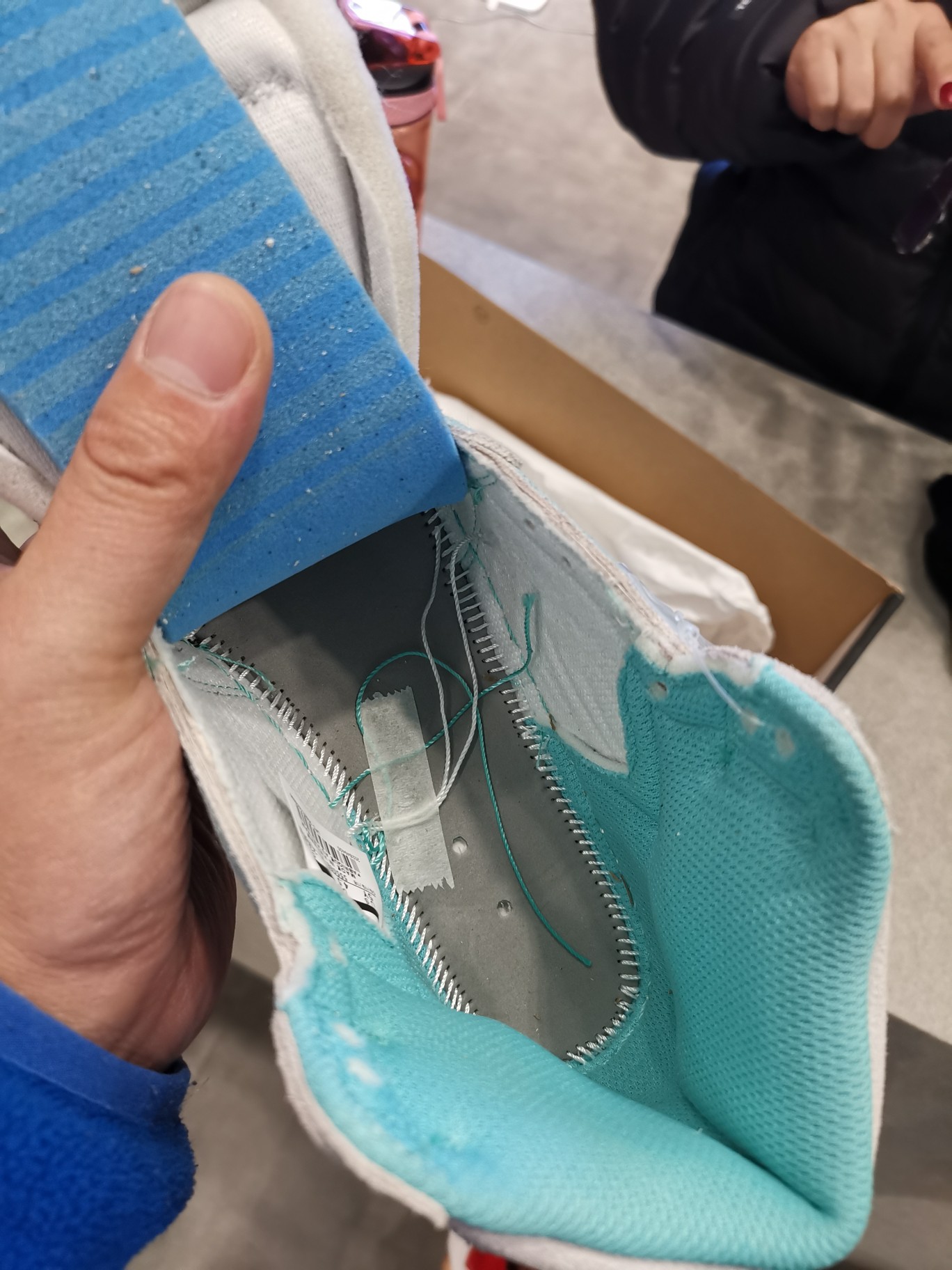 假貨當(dāng)成正品買、和執(zhí)法人員躲貓貓，這家adidas nike折扣店什么打了“折扣”?
