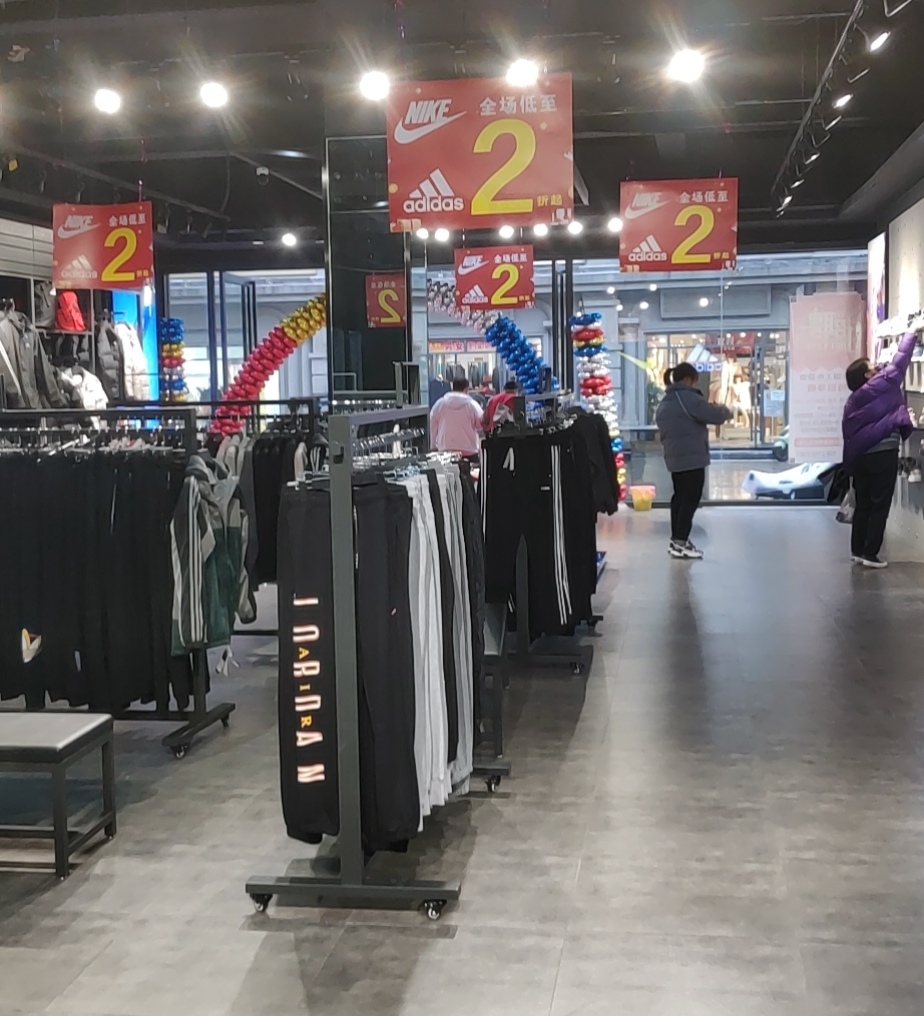假貨當(dāng)成正品買、和執(zhí)法人員躲貓貓，這家adidas nike折扣店什么打了“折扣”?