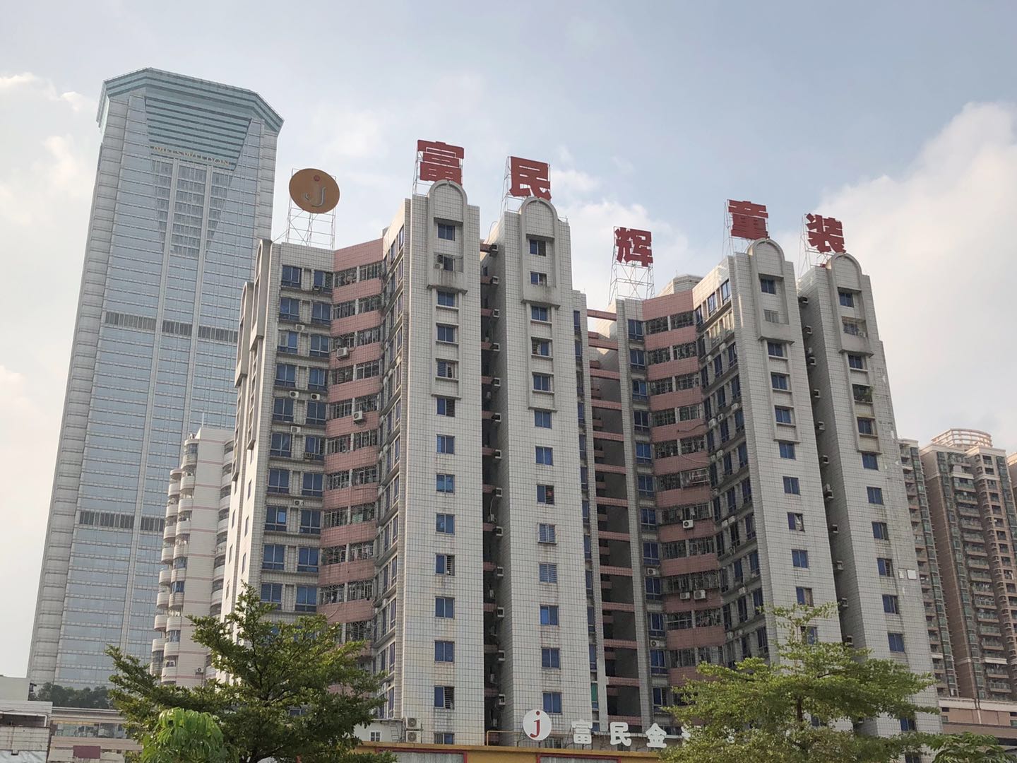 東莞：虎門最大的服裝批發(fā)市場，富民時裝城，銷往世界各地