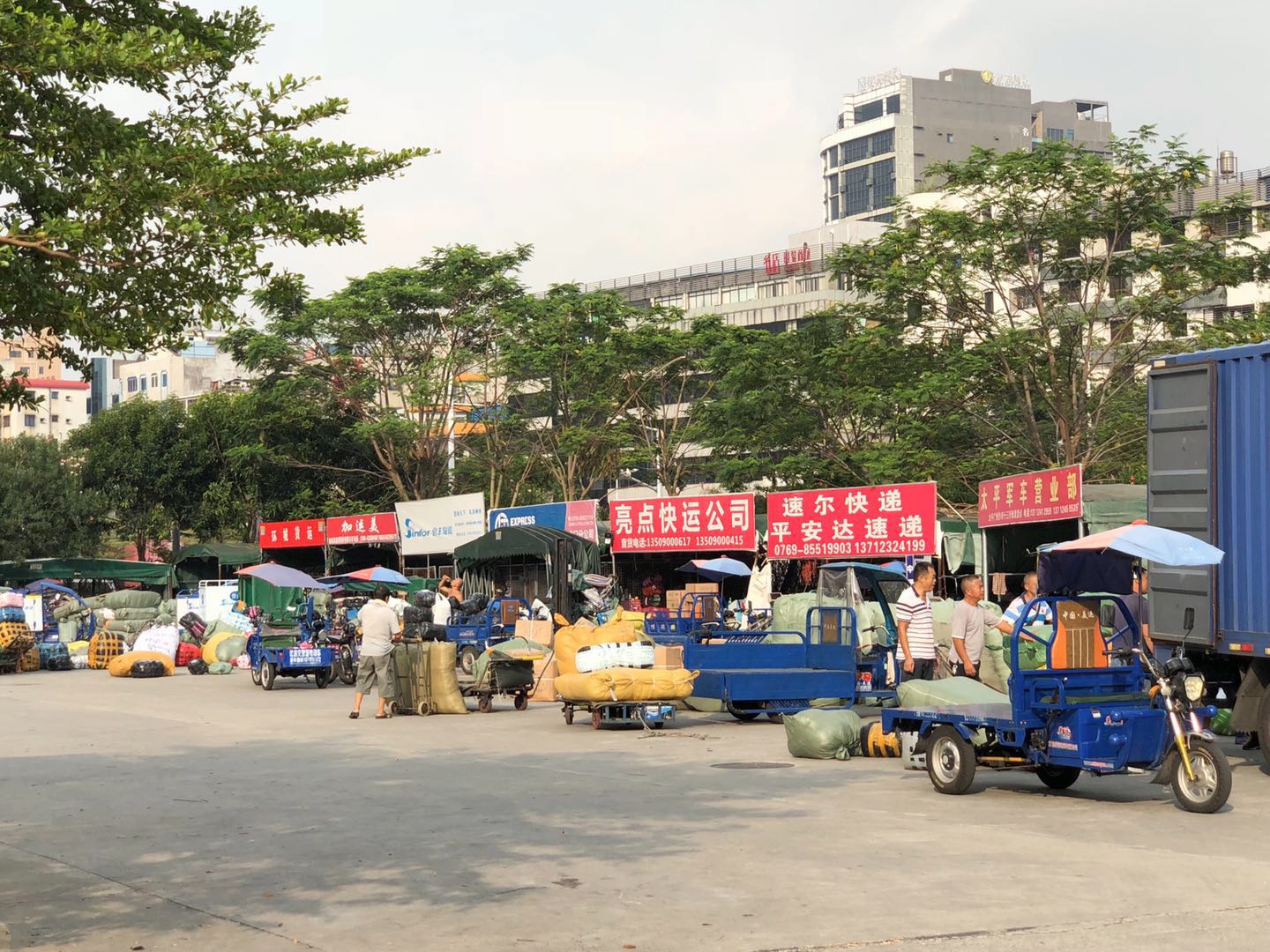 東莞：虎門最大的服裝批發(fā)市場，富民時裝城，銷往世界各地