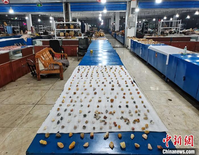 探訪新疆北屯金絲玉原石交易市場:玉石永不眠 拓寬民眾增收路