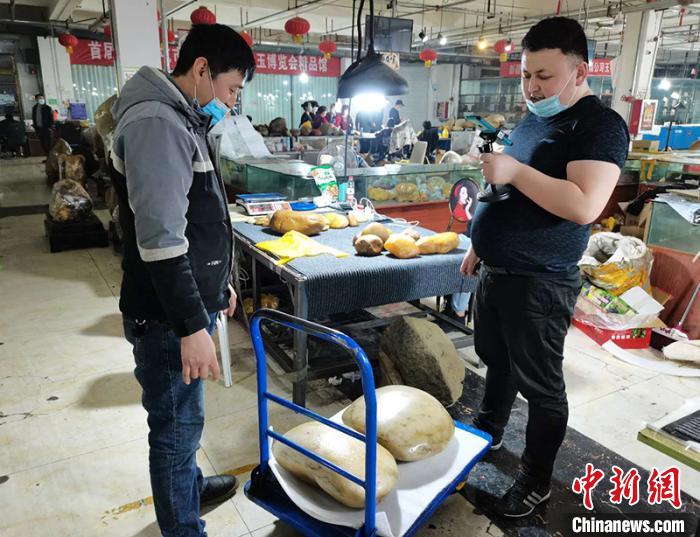 探訪新疆北屯金絲玉原石交易市場:玉石永不眠 拓寬民眾增收路