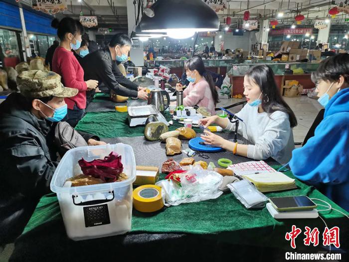 探訪新疆北屯金絲玉原石交易市場:玉石永不眠 拓寬民眾增收路