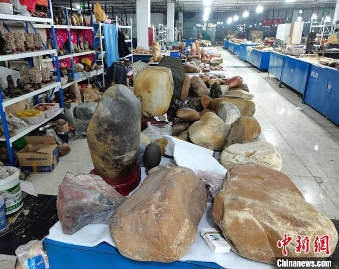 探訪新疆北屯金絲玉原石交易市場:玉石永不眠 拓寬民眾增收路