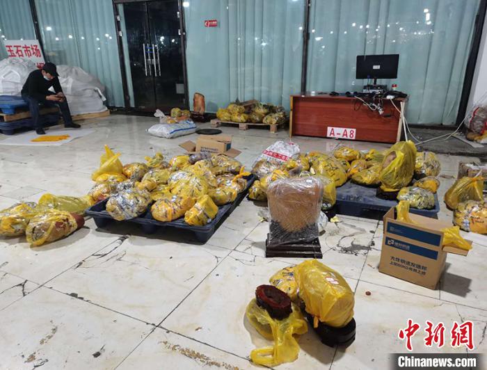 探訪新疆北屯金絲玉原石交易市場:玉石永不眠 拓寬民眾增收路