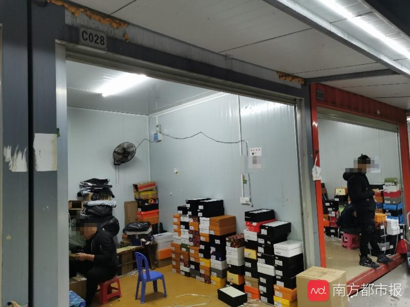 南都暗訪假名牌鞋中轉(zhuǎn)鬼市：180元買LV，小票證書5元購