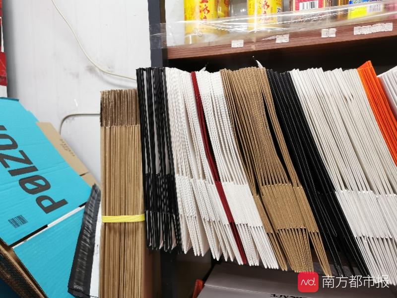 南都暗訪假名牌鞋中轉(zhuǎn)鬼市：180元買LV，小票證書5元購