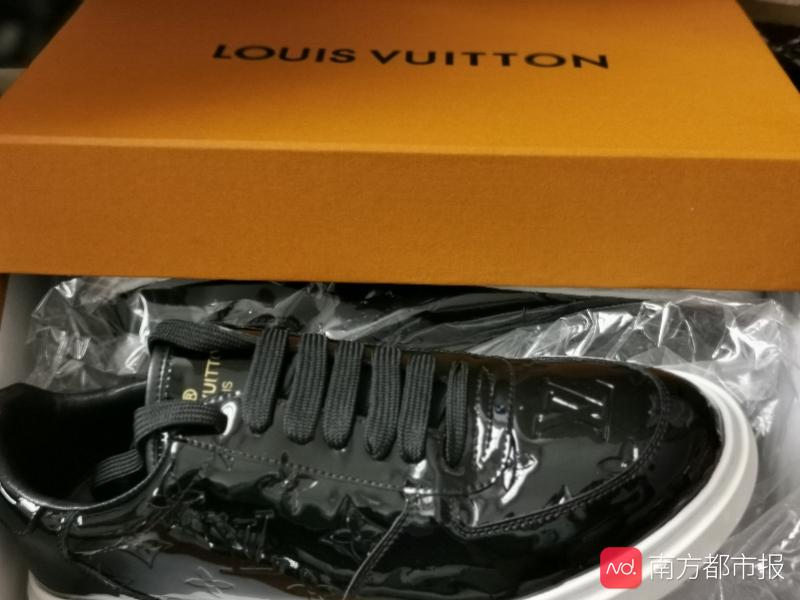 南都暗訪假名牌鞋中轉(zhuǎn)鬼市：180元買LV，小票證書5元購
