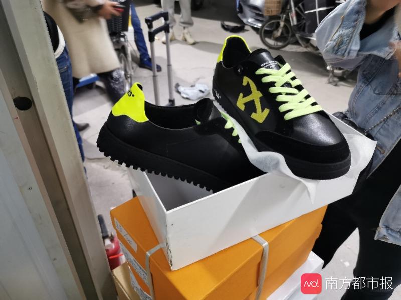 南都暗訪假名牌鞋中轉(zhuǎn)鬼市：180元買LV，小票證書5元購
