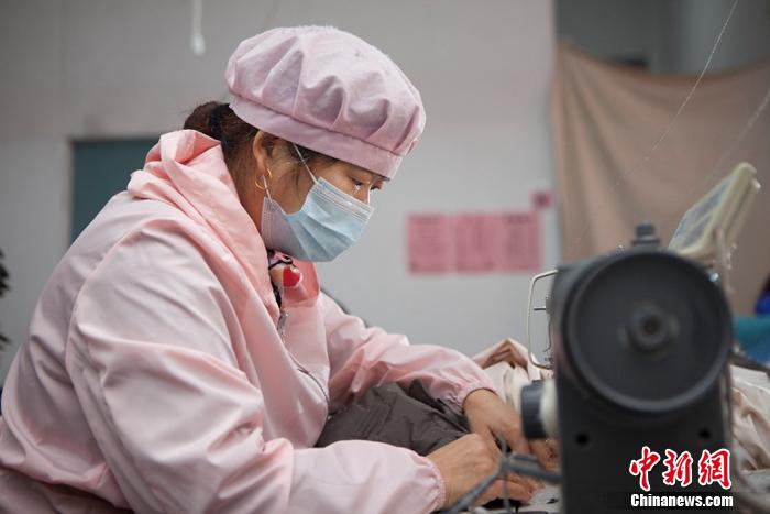 嘉興平湖:拼多多上高性價(jià)比羽絨服 每年生產(chǎn)服裝3億件