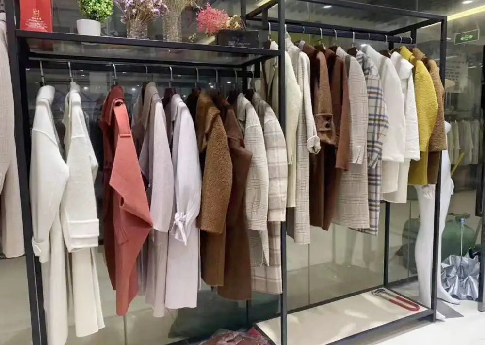 服裝大牌尾貨一般去哪里進貨？品牌尾貨衣服批發(fā)進貨渠道！