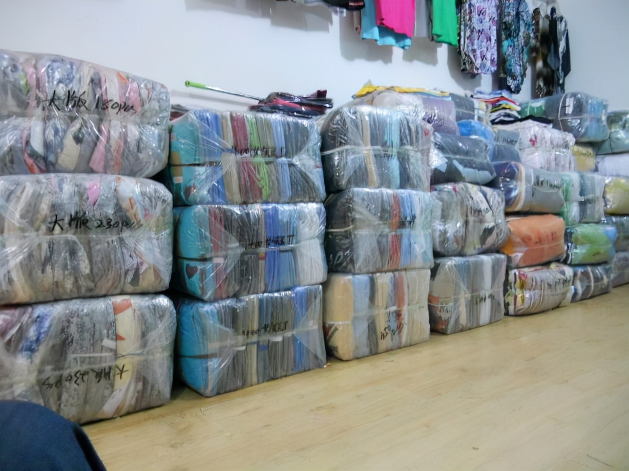 貨清清：如何找到靠譜的服裝尾貨貨源？