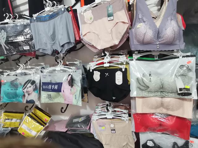 服裝店里的衣服怎么畫(huà)（怎么畫(huà)美麗的服裝店）