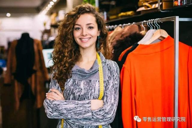服裝導(dǎo)購(gòu)員工作內(nèi)容及過(guò)程（服裝導(dǎo)購(gòu)員工作內(nèi)容交接怎么寫(xiě)）
