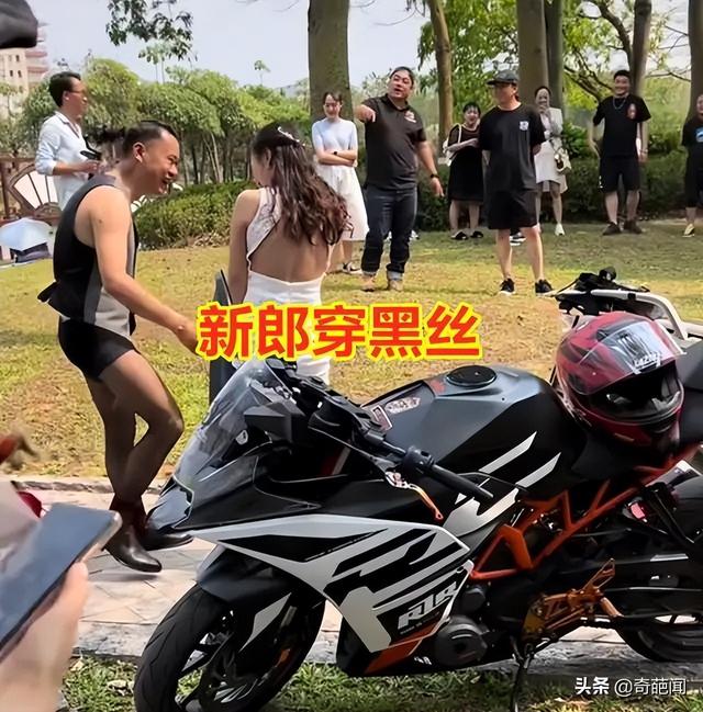 男子穿著黑絲騎機車迎娶新娘，大長腿令人矚目，路人眼睛都看直了