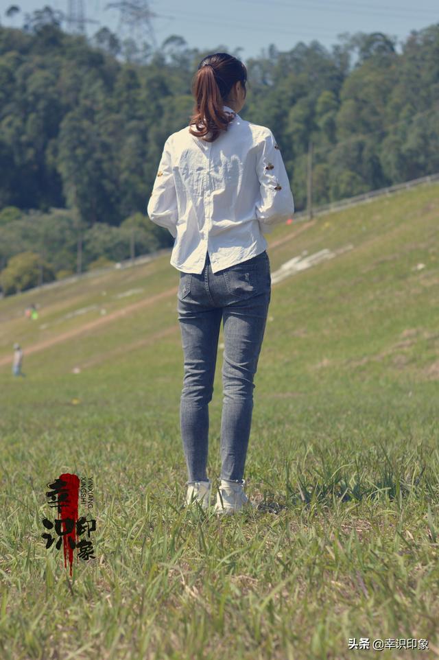 緊身牛仔褲美女（人像攝影：身材超好的成熟美女緊身牛仔褲戶外寫真，甜美系列）