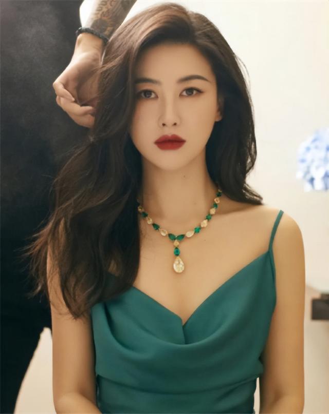 長筒襪美女（名媛朱珠拍時尚寫真大片，長筒襪秀出迷人漫畫腿，當媽后更有韻味）