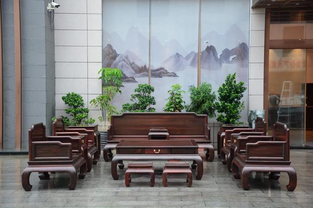 廣東紅木家具廠家批發(fā)在哪里，廣東紅木家具廠家批發(fā)在哪里進(jìn)貨？
