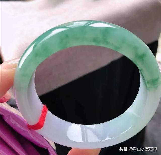 翡翠手鐲批發(fā)價(jià)，翡翠手鐲批發(fā)價(jià)和零售價(jià)差多少？