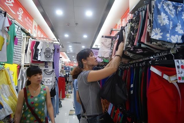 兒童品牌折扣店的貨源都在哪里進(jìn)貨，兒童品牌折扣店代理貨源怎么找
