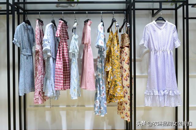 我想開個服裝店怎么找貨源呢，我想開個服裝店怎么找貨源呢視頻