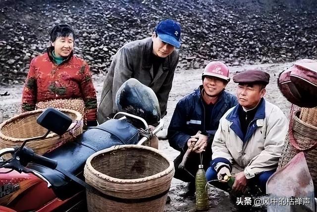 村民靠撿石頭致富，買車買房不是夢，最貴的石頭價值超百萬？
