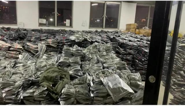 庫存服裝批發(fā)哪里有貨源，庫存服裝批發(fā)哪里有貨源的？