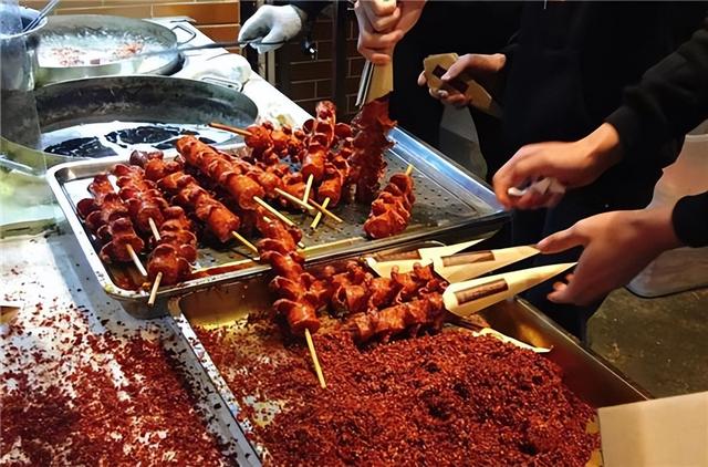 街邊的淀粉腸在哪買，擺地攤的腸粉哪里有的批發(fā)？