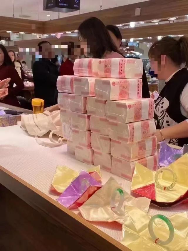 翡翠手鐲批發(fā)市場(chǎng)在哪里，平洲翡翠手鐲批發(fā)市場(chǎng)在哪里？