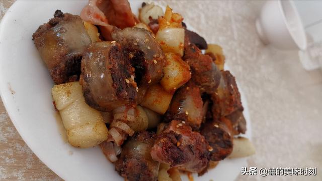 大街賣(mài)的淀粉腸什么做的，淀粉腸超市有賣(mài)嗎？