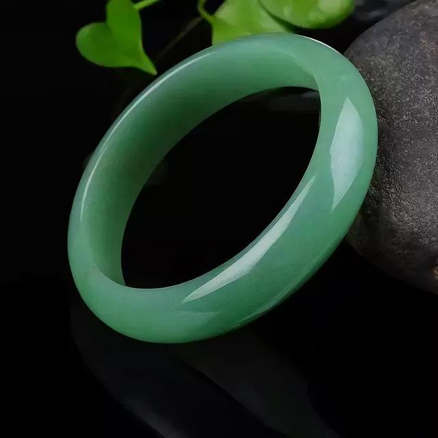 東陵玉手鐲多少錢(qián)一個(gè)，東陵玉鐲子多少錢(qián)？