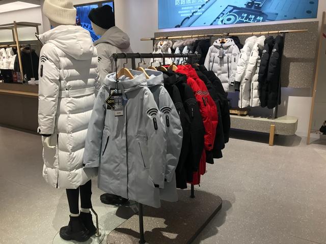 羽絨服批發(fā)哪里最便宜質(zhì)量好的，羽絨服哪里的好又便宜？