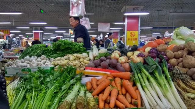 市場賣青菜一天賺多少錢，批發(fā)青菜賺錢嗎？