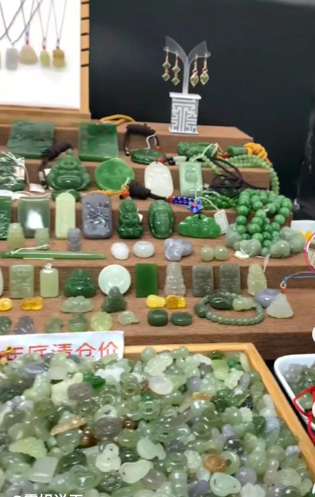 佛山平洲翡翠手鐲批發(fā)價(jià)格多少，佛山平洲翡翠手鐲批發(fā)價(jià)格查詢？