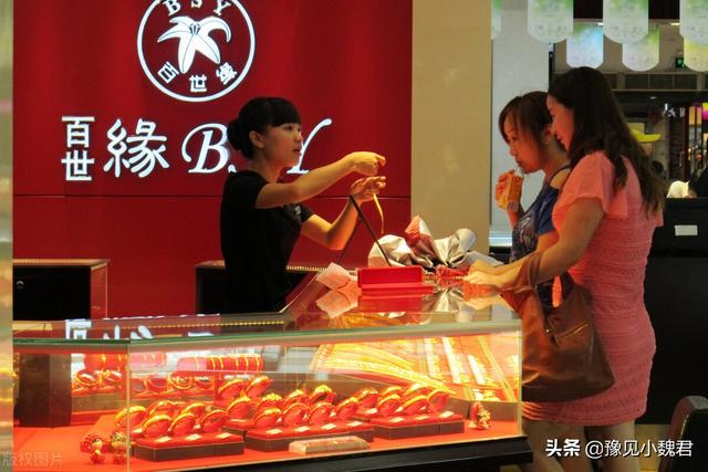 廣東飾品批發(fā)市場(chǎng)進(jìn)貨渠道在哪里，廣州飾品批發(fā)市場(chǎng)進(jìn)貨渠道？