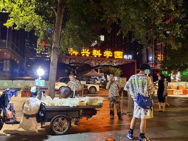 深圳十大夜市地?cái)傄粋€(gè)月多少利潤(rùn)，深圳十大夜市地?cái)傄粋€(gè)月多少工資？