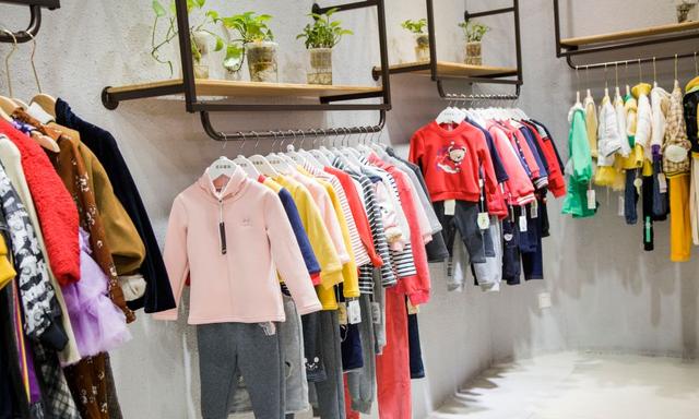 服裝廠家直接拿貨在哪里找，服裝廠家直接拿貨在哪里找貨源？