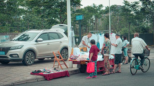 地攤經(jīng)濟(jì)的好處作文，關(guān)于地攤經(jīng)濟(jì)的看法作文800字？