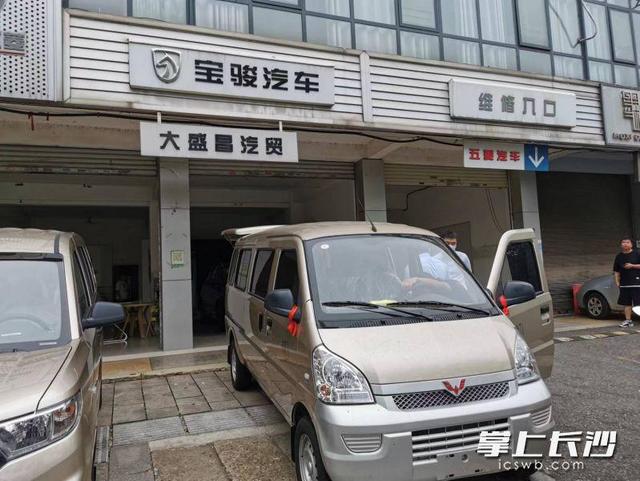 1萬(wàn)以下庫(kù)存面包車(chē)新車(chē)二手大面包9座多少錢(qián)，1萬(wàn)左右二手9座面包車(chē)？