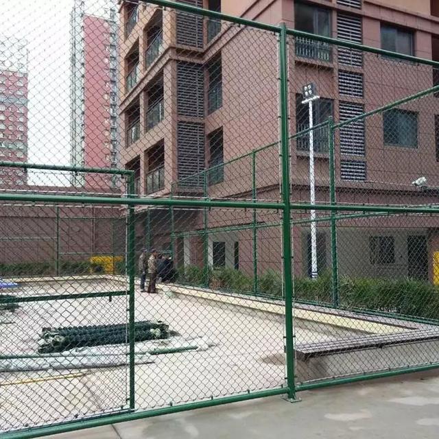 籃球場圍欄生產(chǎn)廠家，籃球場圍欄籃球場圍網(wǎng)？