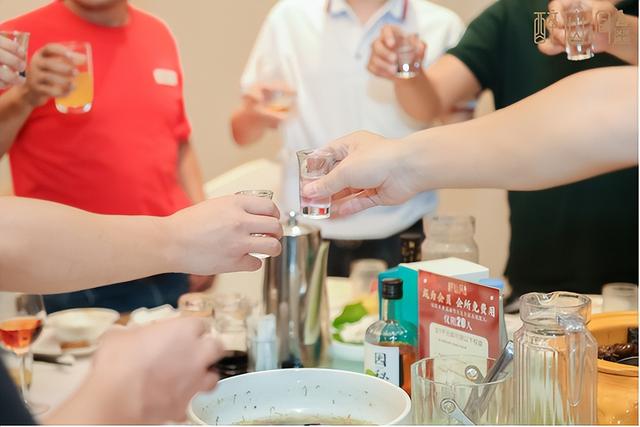 瓊臺(tái)酒業(yè)代理?xiàng)l件醉仙洞，瓊臺(tái)酒業(yè)醉仙洞多少錢(qián)？