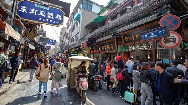 西安擺地?cái)偡b貨源批發(fā)網(wǎng)在哪里，西安擺地?cái)偡b貨源批發(fā)網(wǎng)在哪里進(jìn)貨？