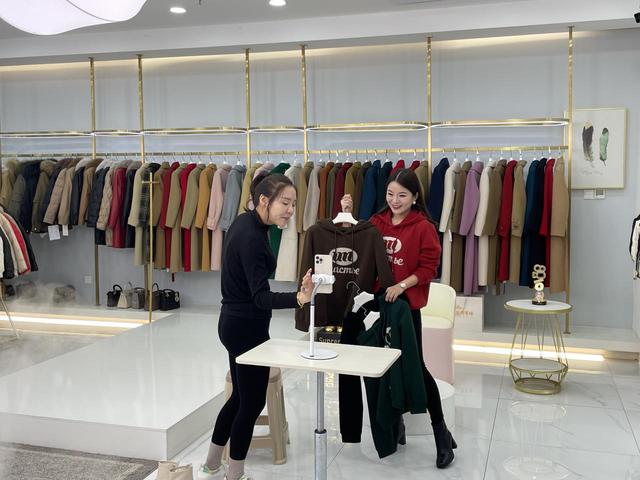 網(wǎng)上直播賣衣服貨源怎么找到，直播賣衣服貨源哪里找？