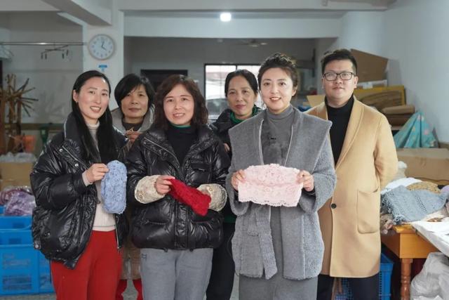 純手工、夫妻檔小店如何出圈？背后離不開營商?！笆刈o(hù)罩”