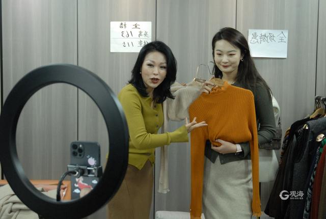 備戰(zhàn)“雙11”！24小時直播，主播10秒換件衣服……青島這里真熱鬧