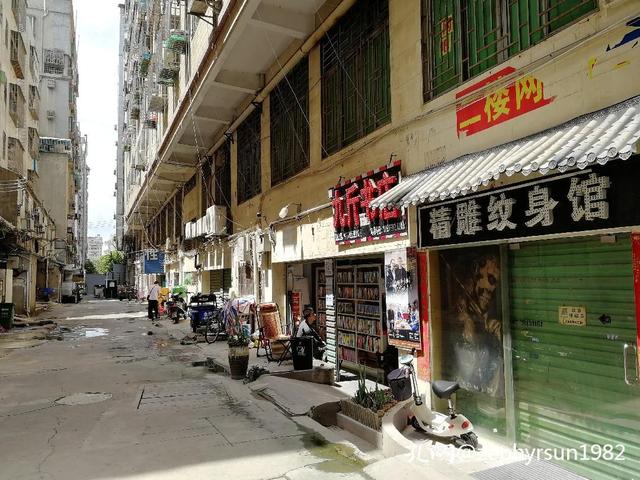微商賣書怎么找貨源，微商賣書怎么找貨源呢？