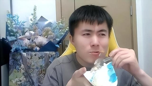 明眸網(wǎng)店賣衣服貨源怎么樣，明眸網(wǎng)店賣衣服貨源怎么樣??？