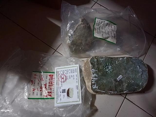 拼多多買的玉石料是真的嗎，拼多多上買翡翠原石是真的嗎？