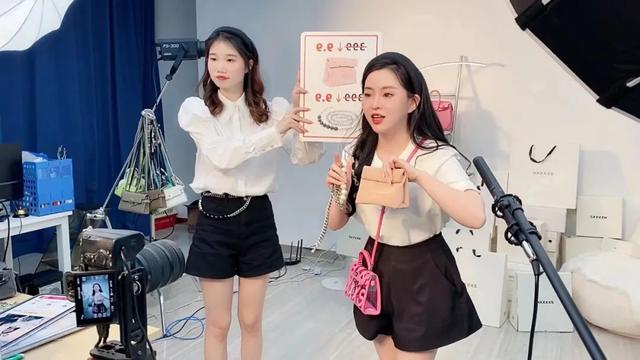 武漢服裝網(wǎng)店貨源在哪里找的，武漢服裝批發(fā)市場(chǎng)一手貨源在哪里？