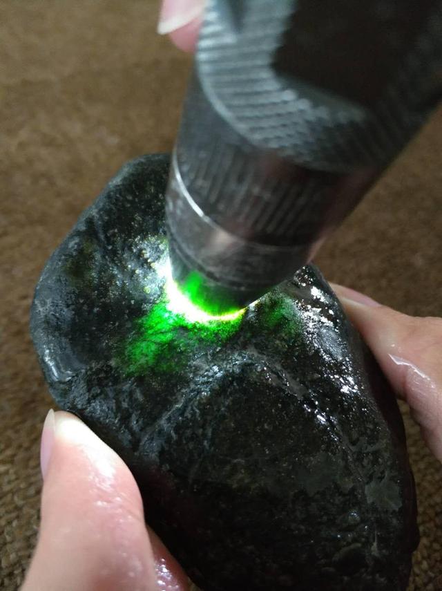 拼多多上的原石毛料是真的嗎，拼多多賣(mài)的玉石原料是真的嗎？